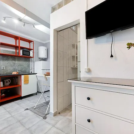 Economy For Two In ラゴス