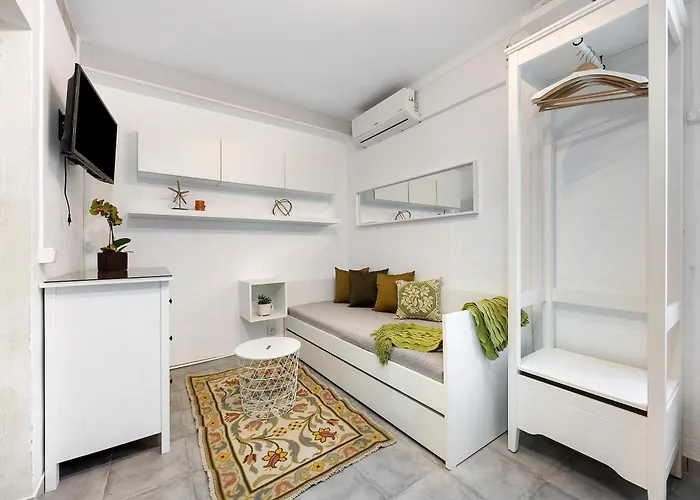 Economy For Two In ラゴス